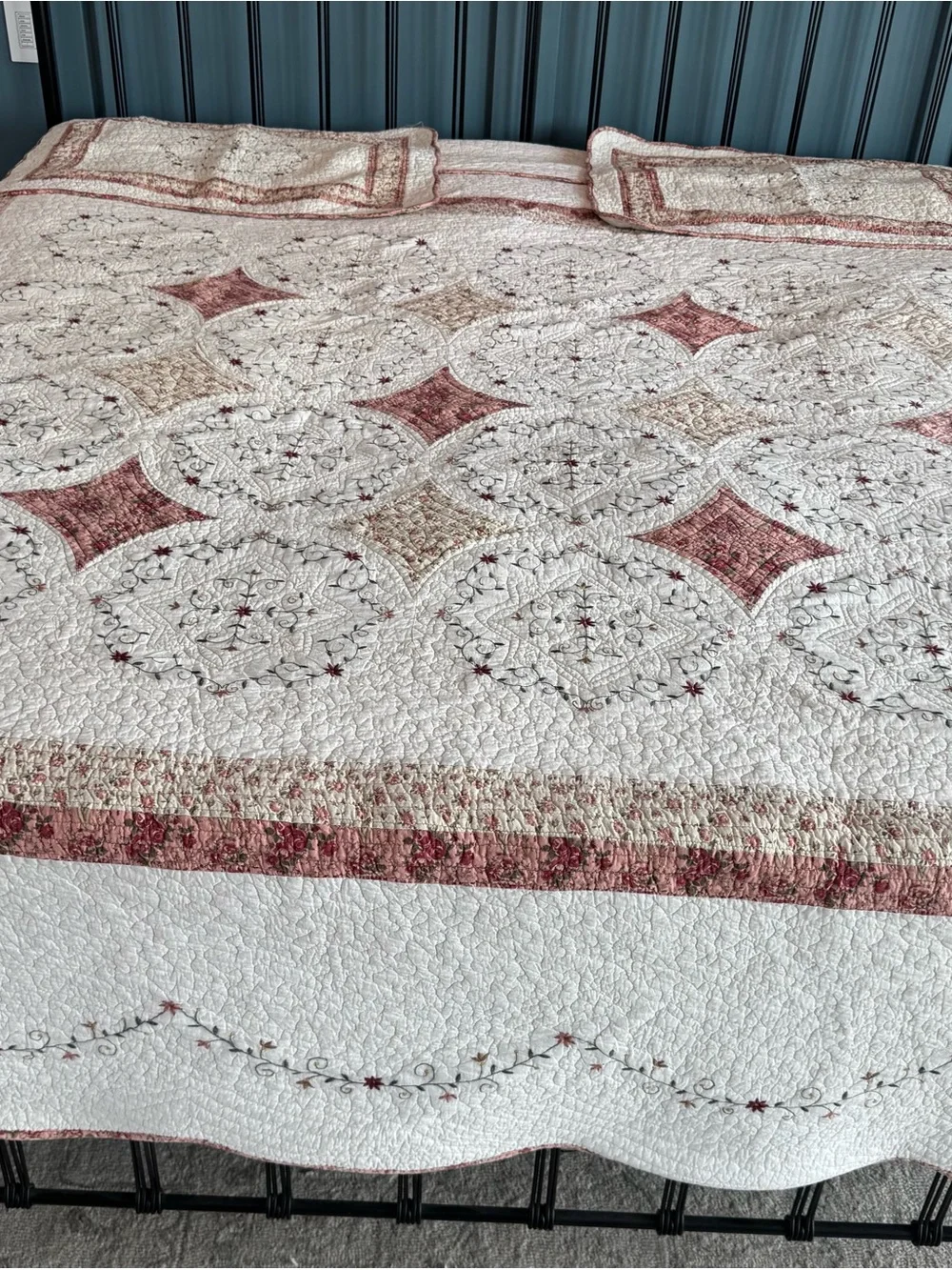JC Penney 100% Cotton White/Dusty Rose Cal King+ Quilt Two Shams Floral Cottage